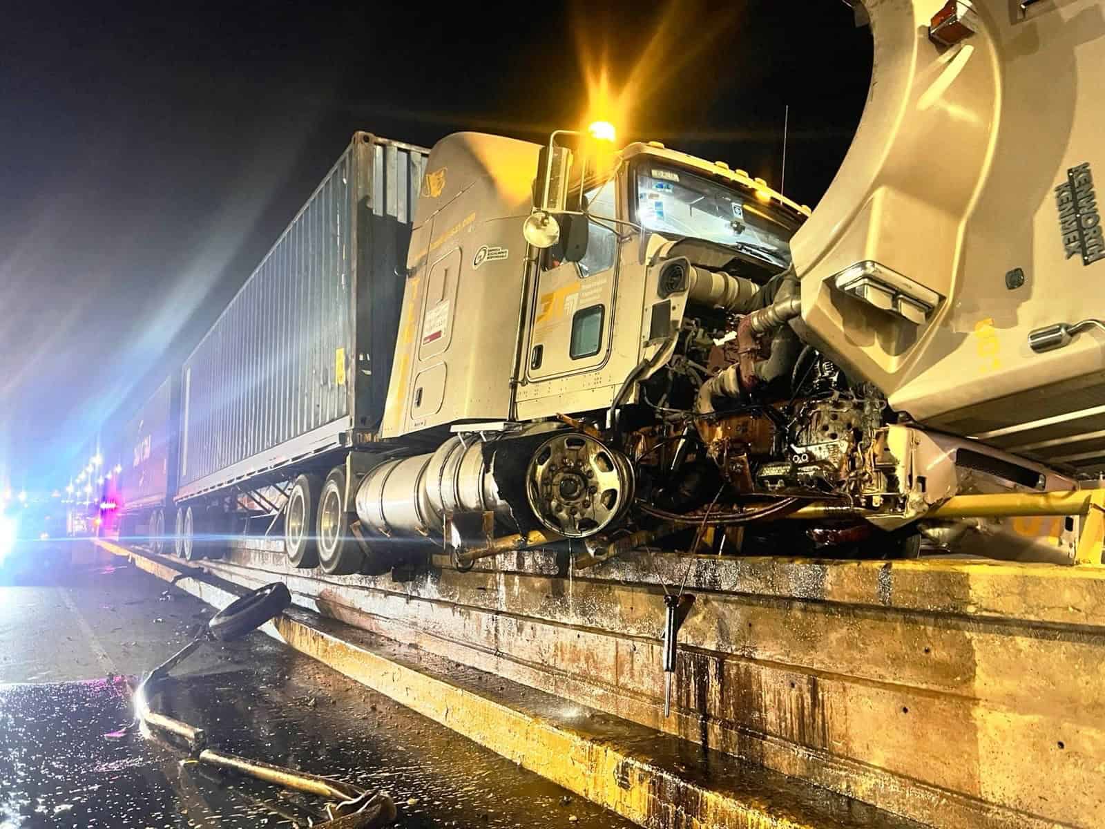 Accidente de tractocamión en La Joroba deja conductor ileso