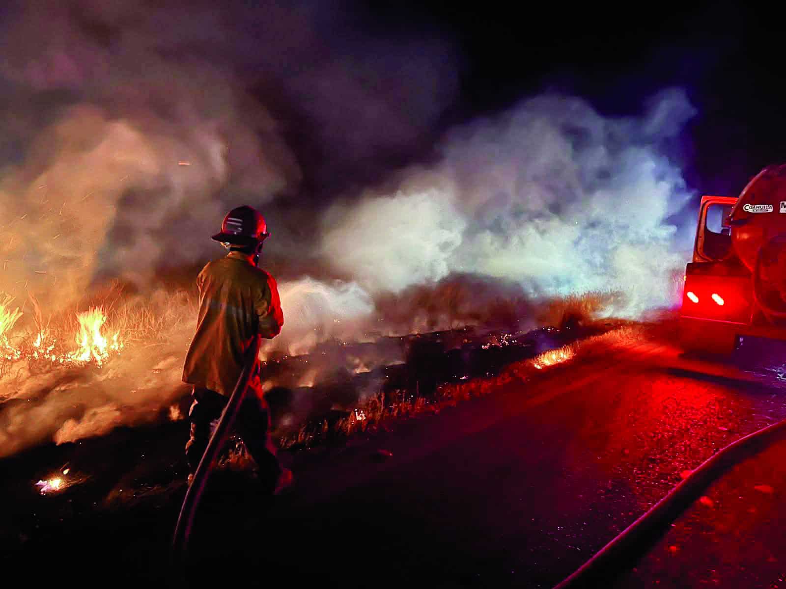 Bomberos controlan incendios en carretera Múzquiz y calle Emiliano Zapata
