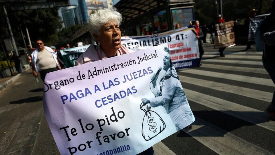 Jueces cesados en México protestan por indemnización y pensiones