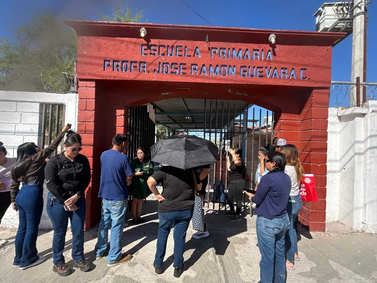 Padres de familia protestan por falta de maestra en primaria: Monclova