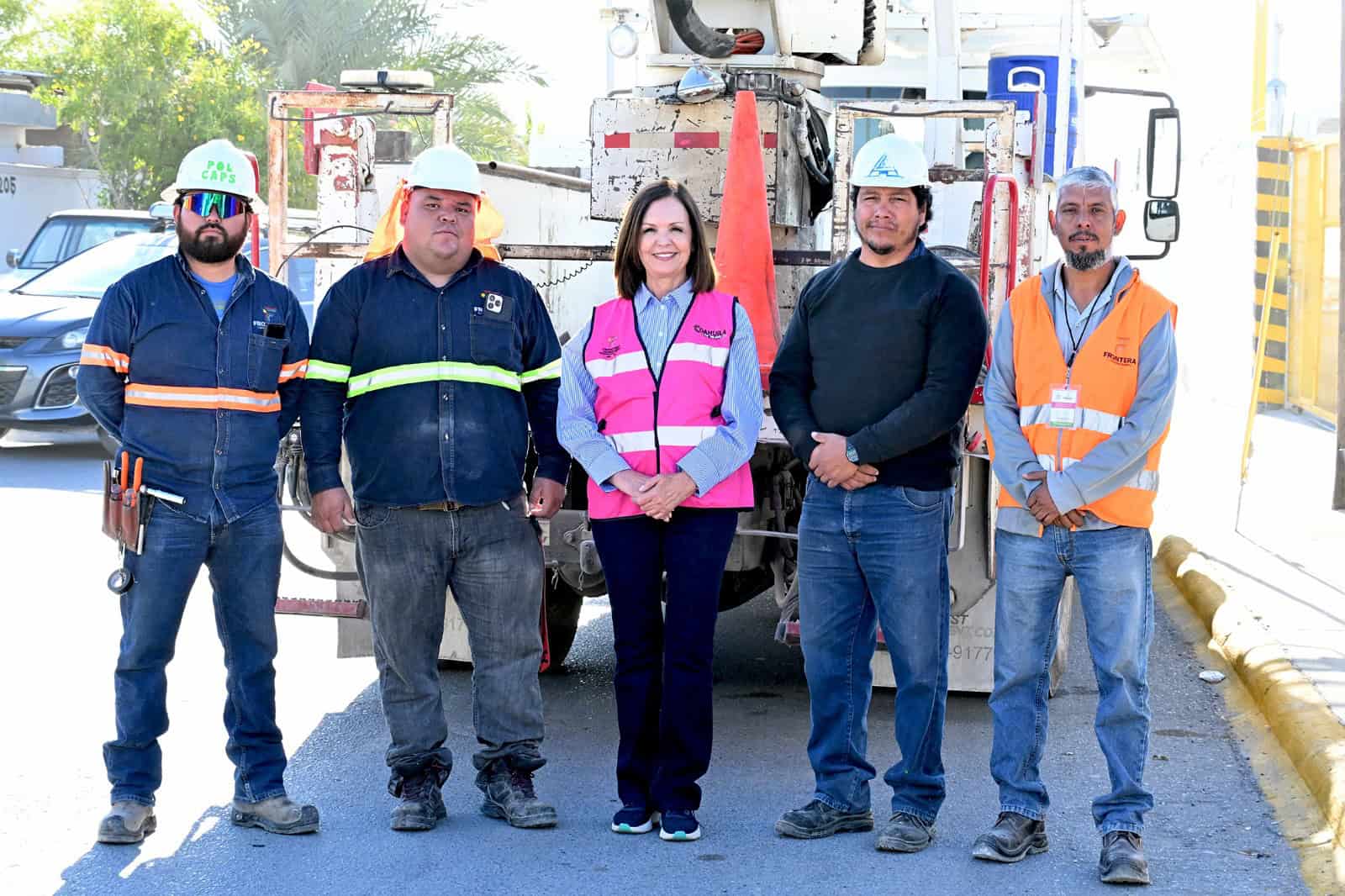 Sari Pérez supervisa avance del programa de alumbrado en Frontera