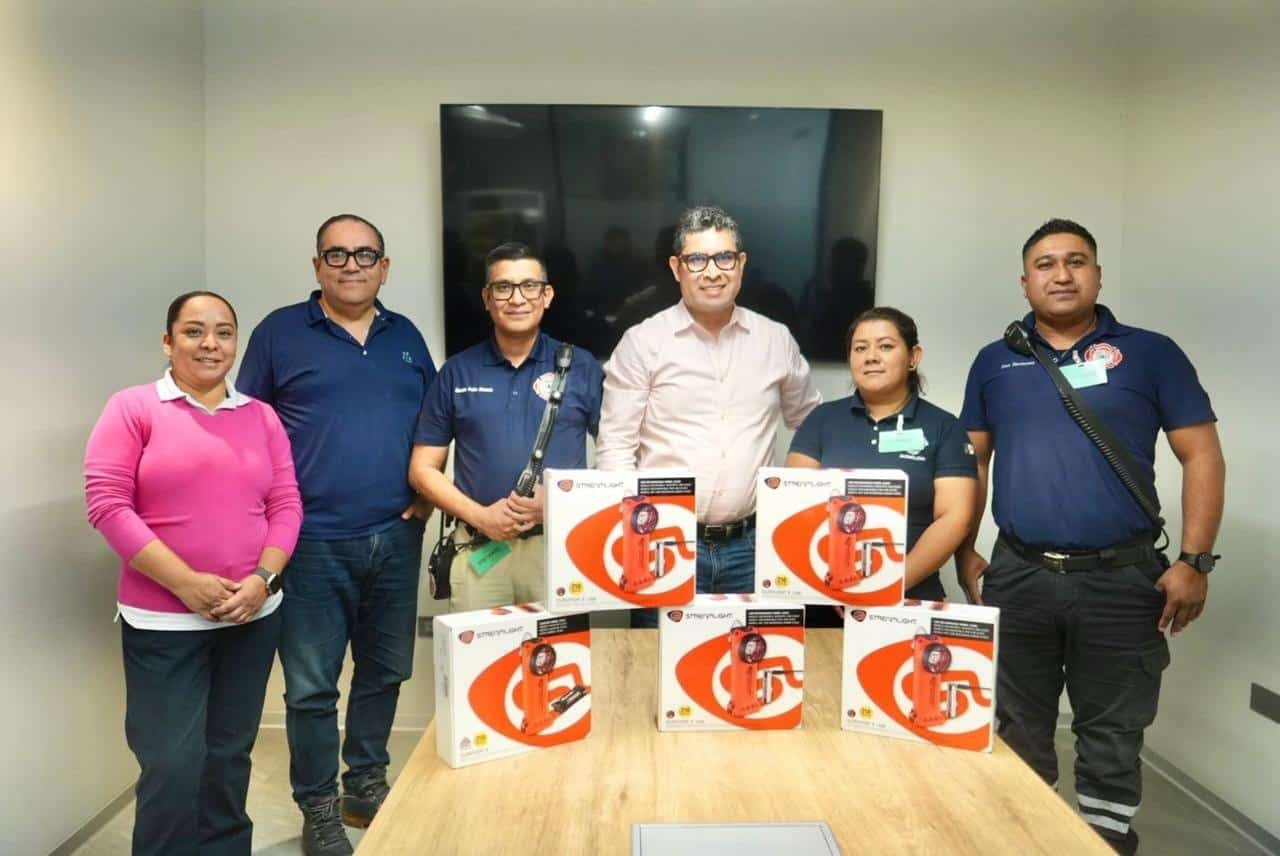 Wittur México dona lámparas a bomberos de Monclova para mejorar su seguridad