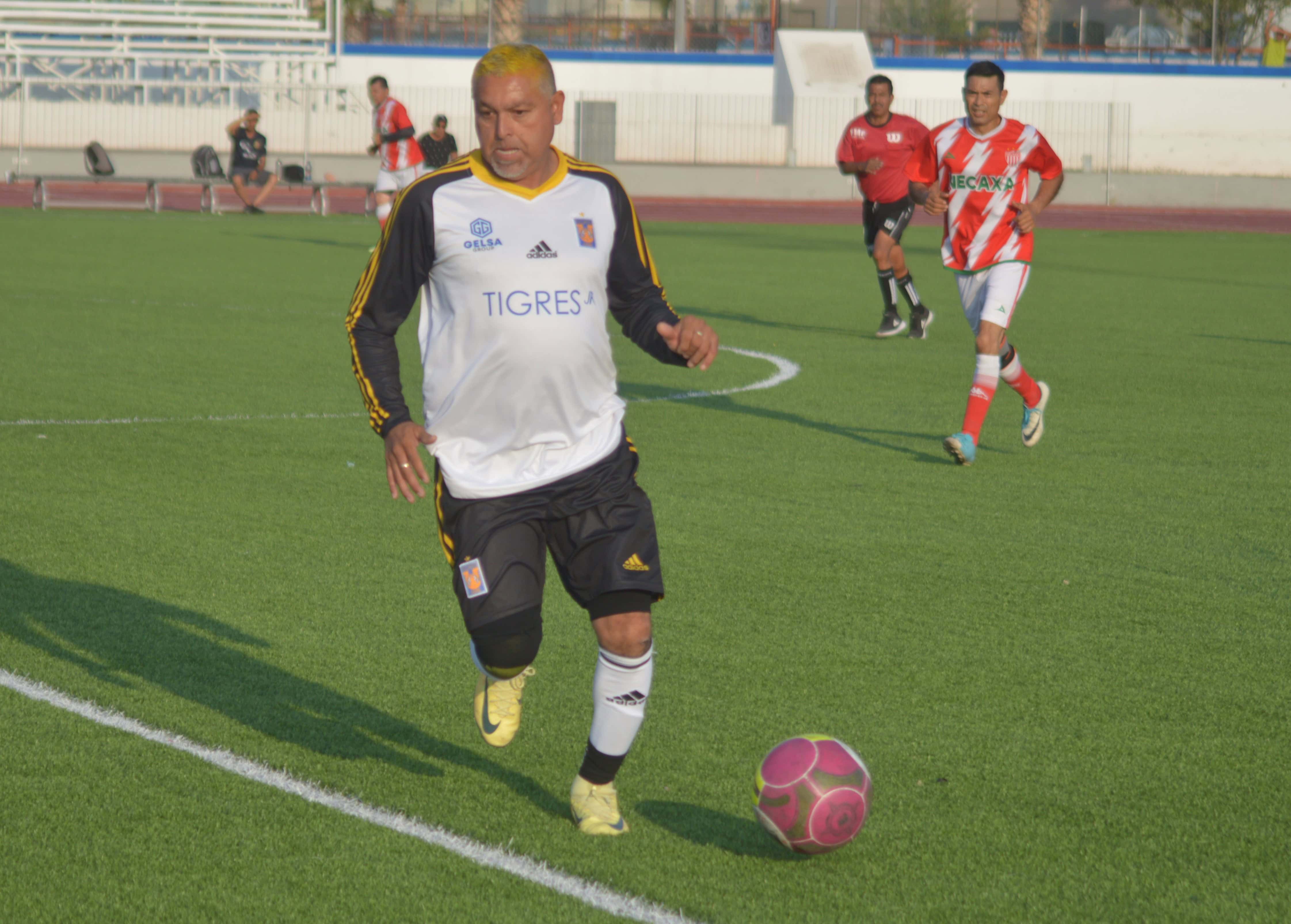 Tigres Jr. lideran la tabla en fútbol veteranos Master Plus: cuartos de final a la vista