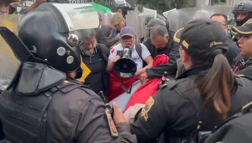 ex funcionarios protestan por liquidaciones y denuncian represión en la capital