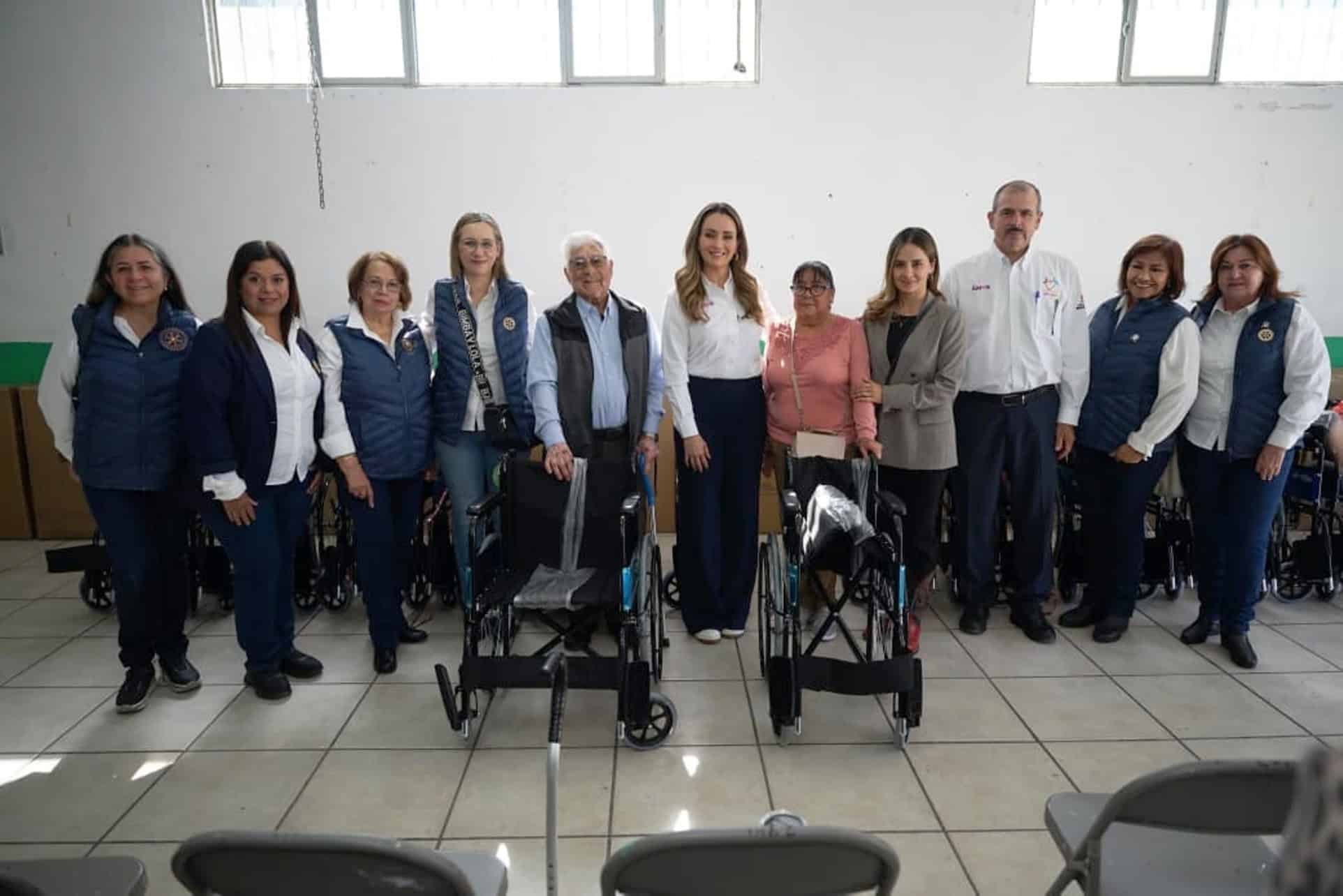Club Rotarios entrega 23 sillas de ruedas a saltillenses con discapacidad