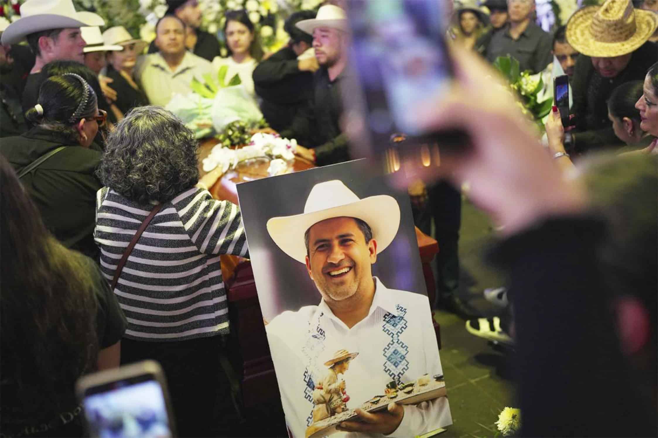 Encuentran sin vida a dos presuntos implicados en asesinato de Carlos Manzo; uno era menor