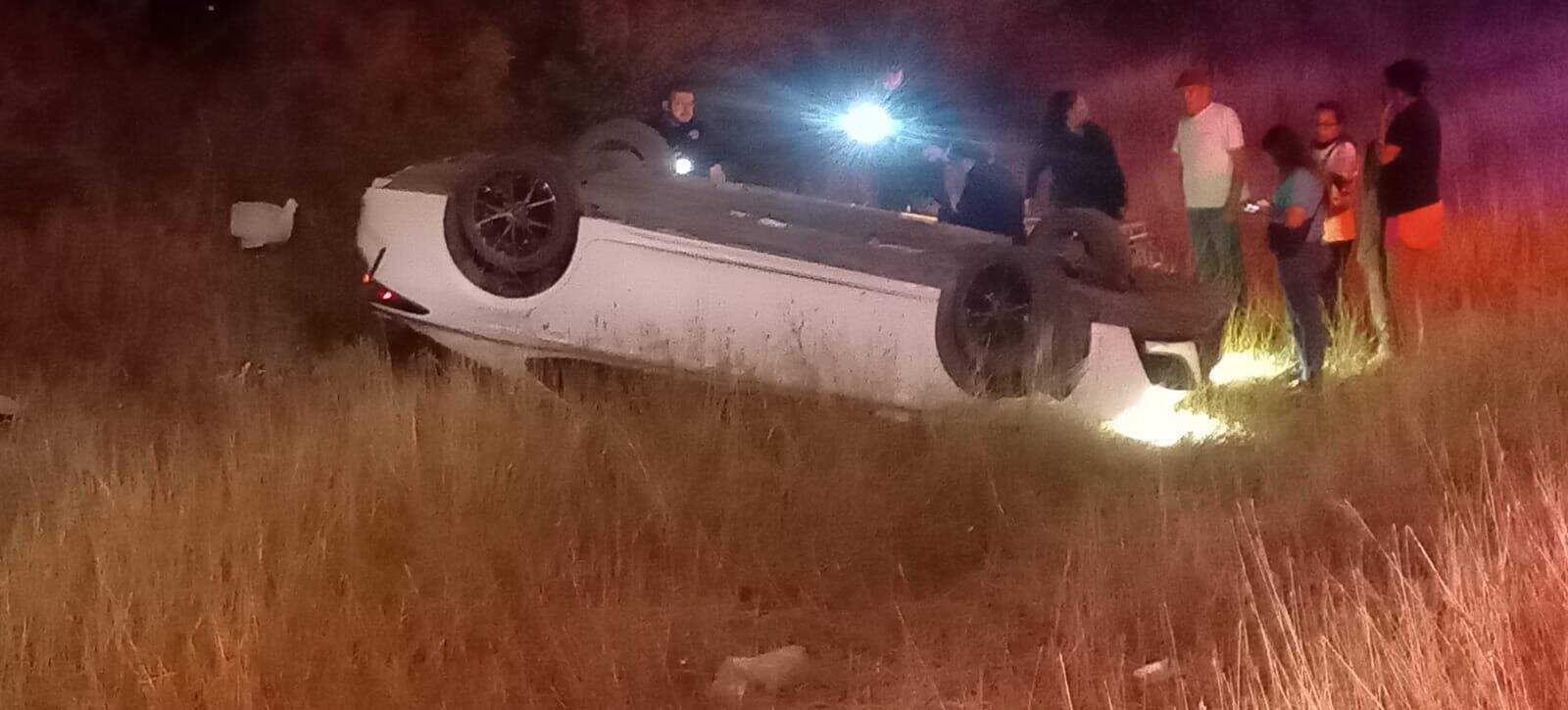 Mujer lesionada tras volcadura en carretera Múzquiz-Palú