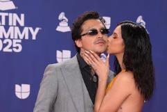 Christian Nodal evita beso de Ángela Aguilar en Latin Grammy 2025