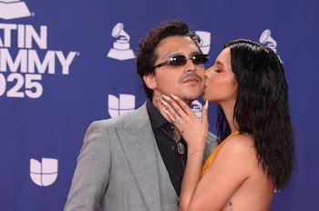 Christian Nodal evita beso de Ángela Aguilar en Latin Grammy 2025