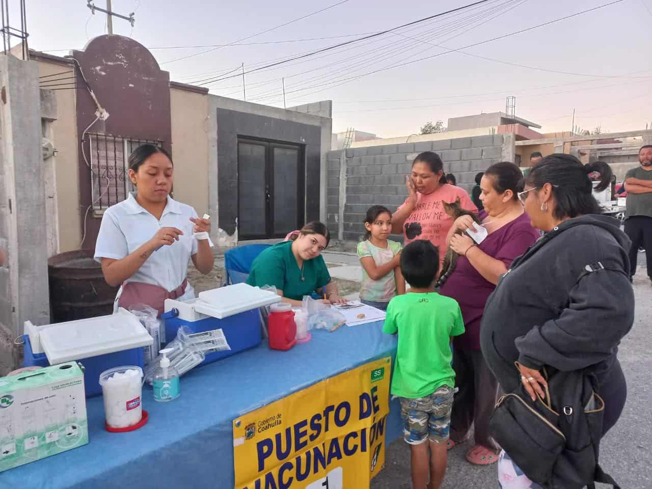 Cerca de 100 mascotas vacunadas en brigada de salud en Sabinas