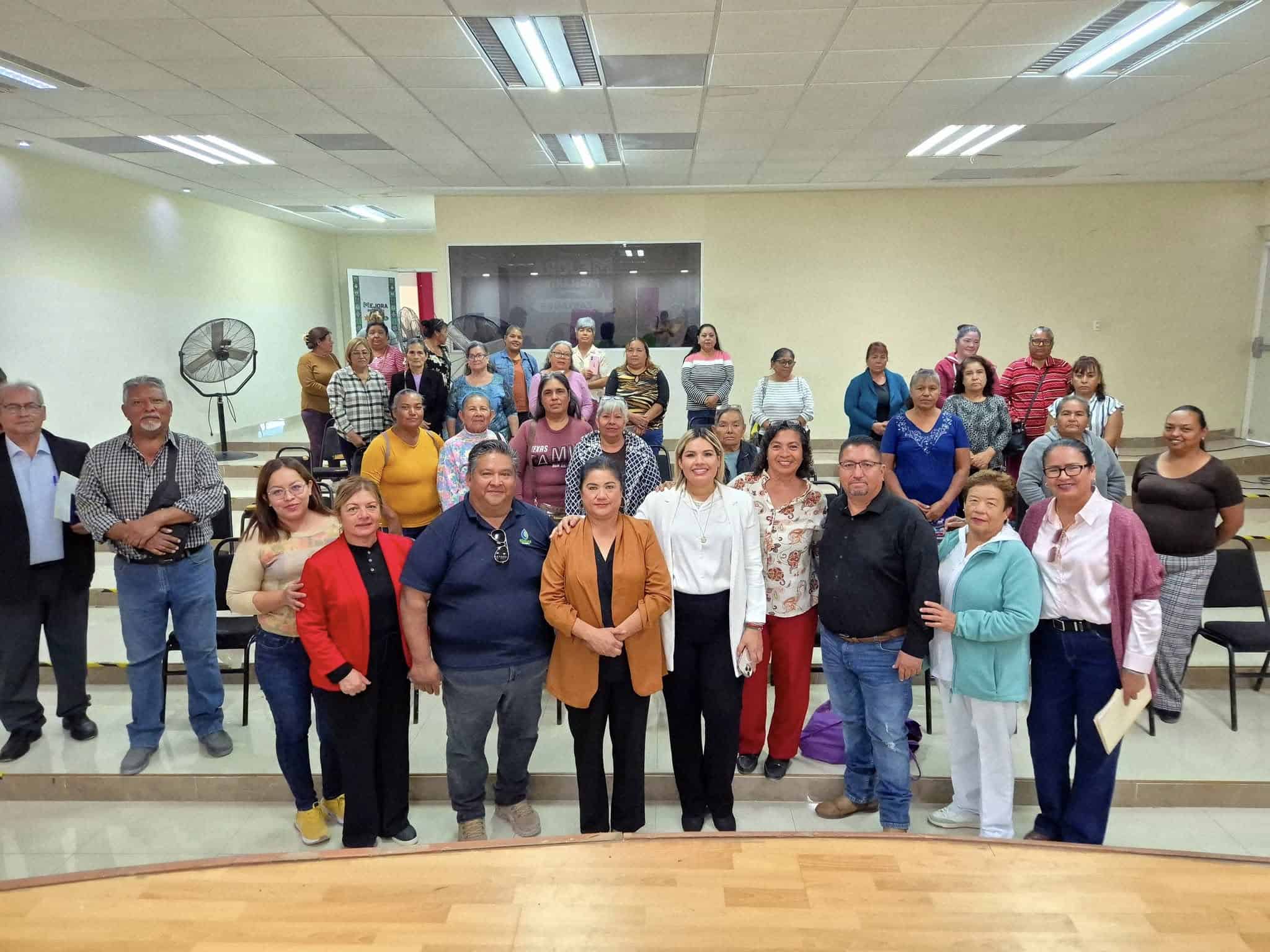 Alcaldesa de Castaños promueve salud con entrega de mastografías