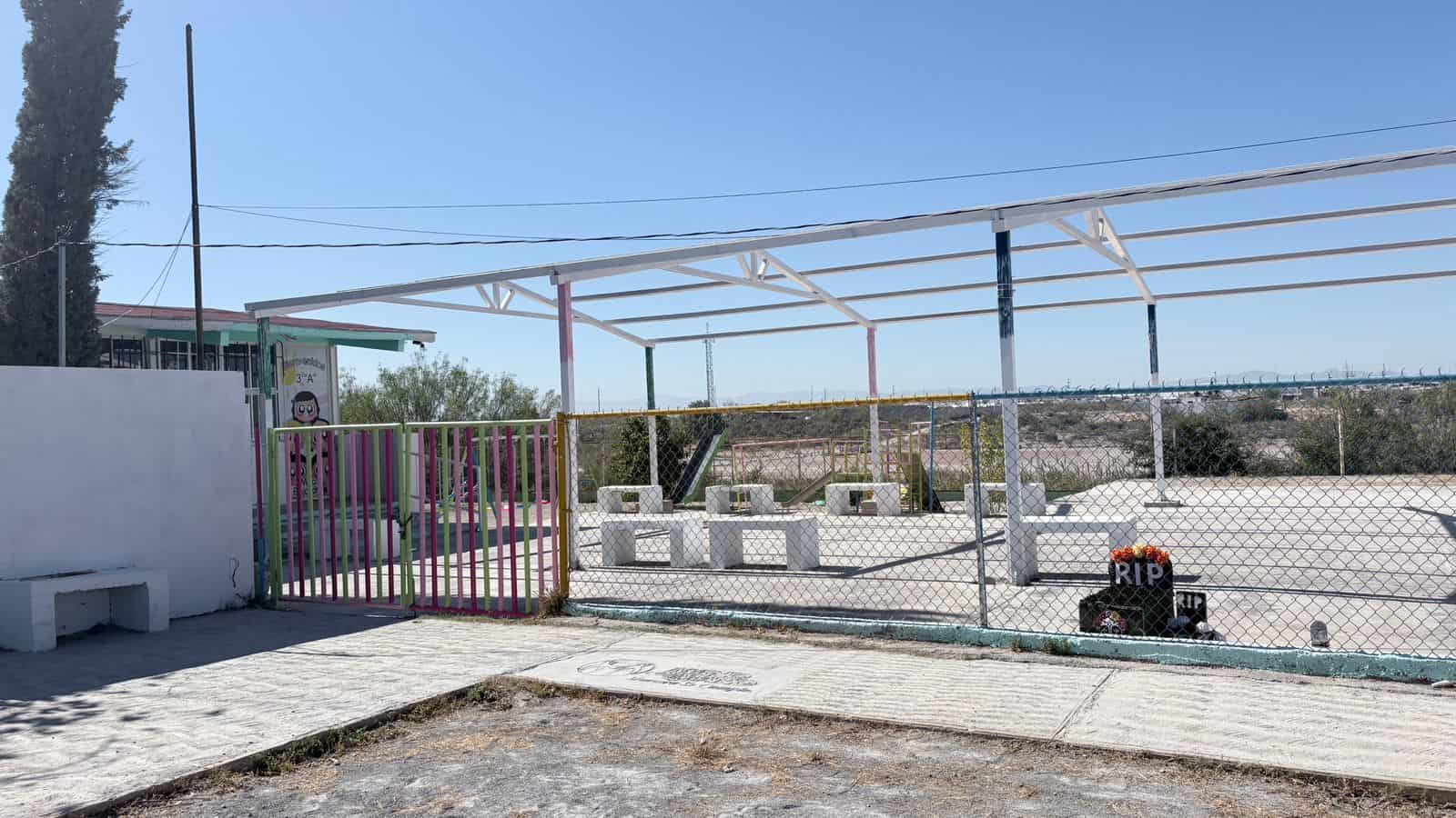 Retiran techo del jardín de niños Jesús Reyes Heroles en Estancias de Santa Anna