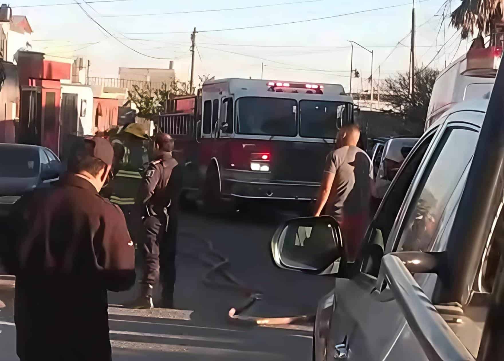 Hombre provoca incendio en su vivienda y amenaza a vecinos en Saltillo