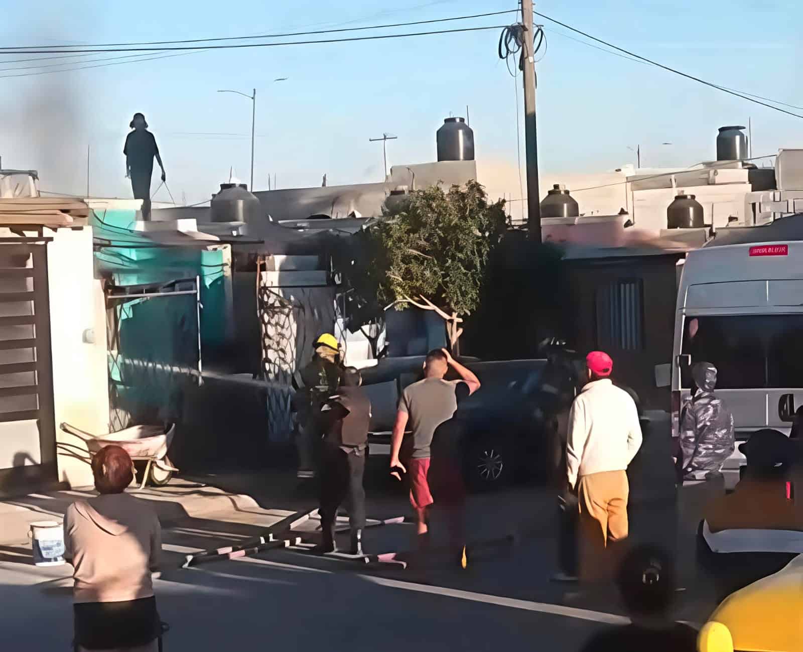 Hombre provoca incendio en su vivienda y amenaza a vecinos en Saltillo