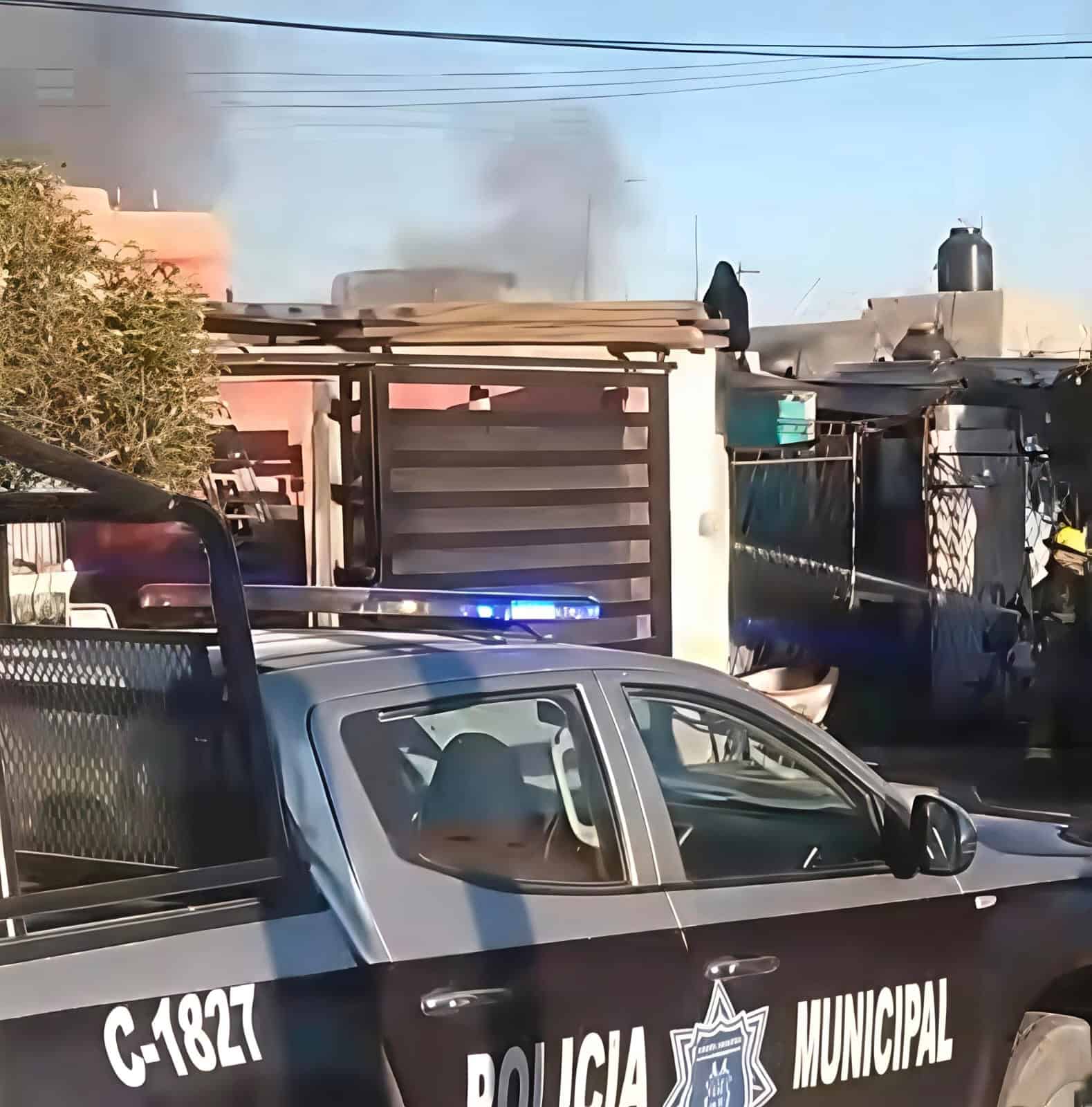 Hombre provoca incendio en su vivienda y amenaza a vecinos en Saltillo