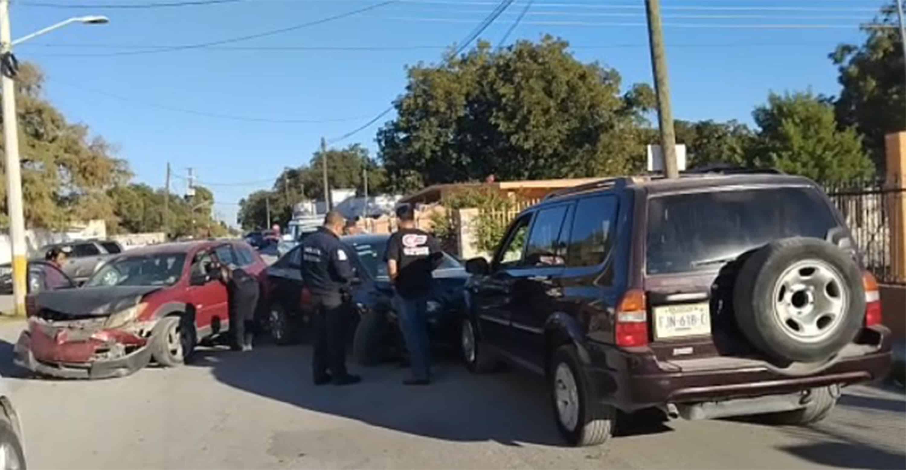 Choque múltiple en Nava deja tres vehículos dañados; no hubo lesionados