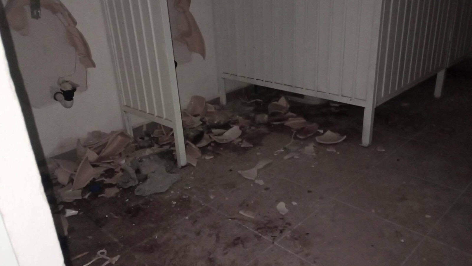 Delincuentes causan daños en baños deportivos del campo Palmeras