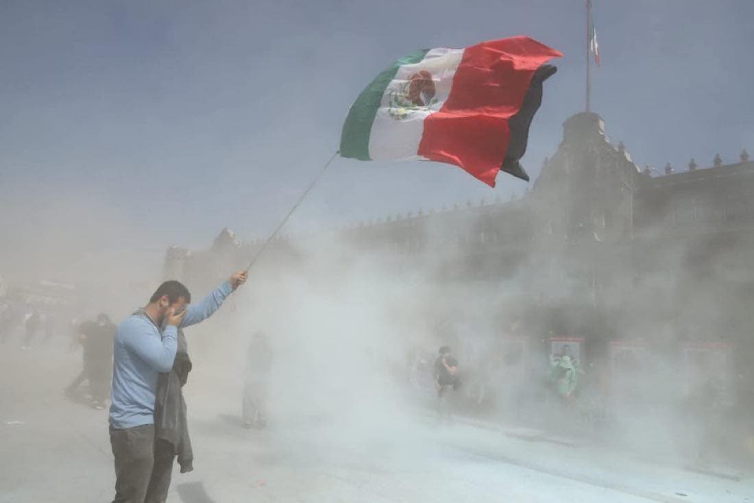 Violencia en marcha de la Generación Z México en la Plaza de la Constitución