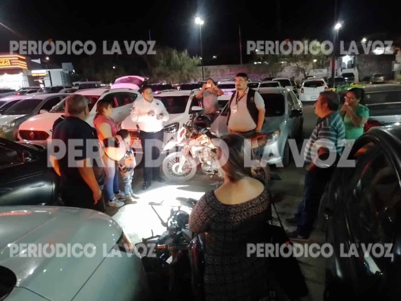 Choque en Monclova: discusión por estacionamiento termina en caída de motociclista y su hijo