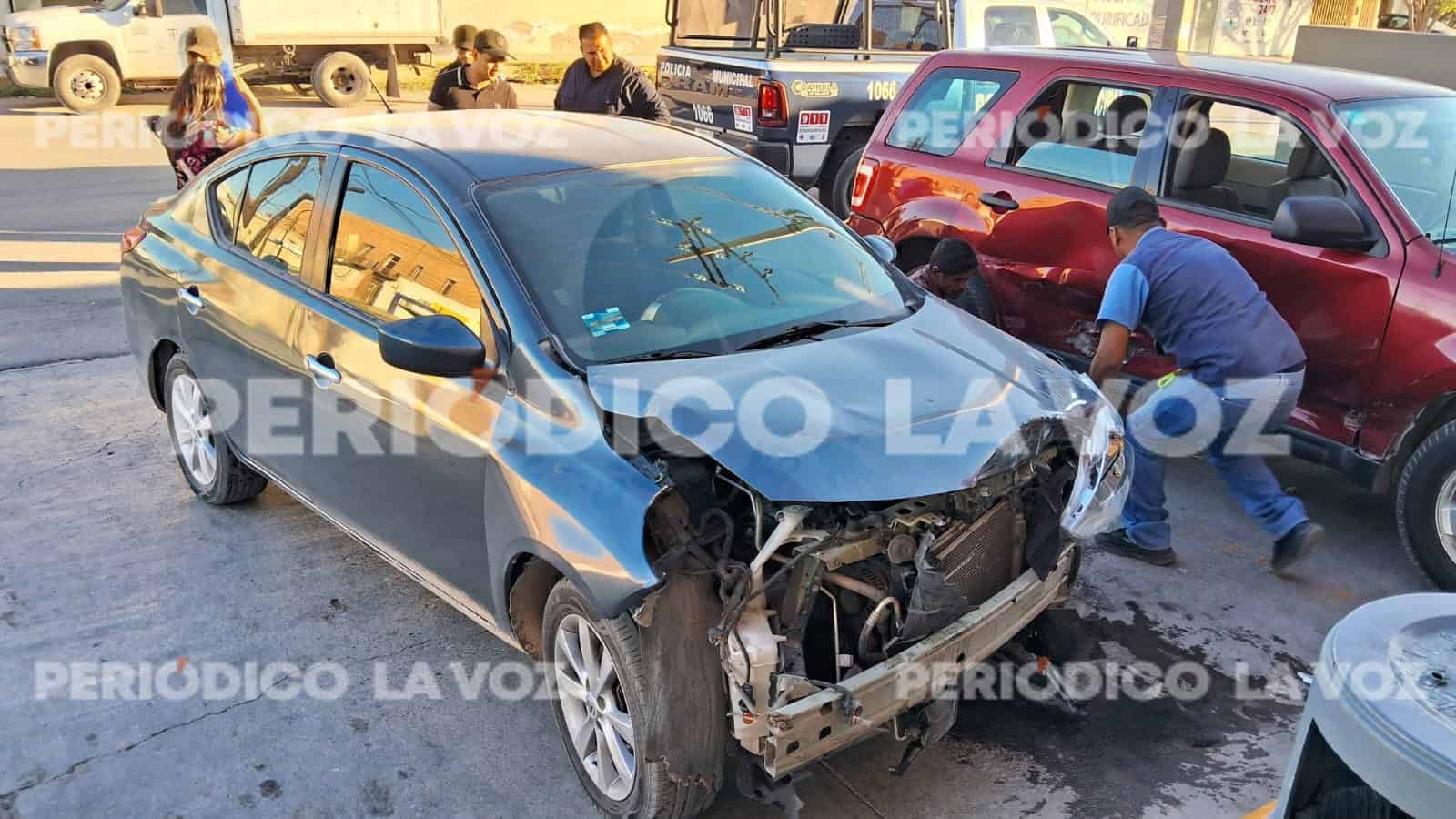 Accidente vial en Frontera: Nissan Versa choca contra Ford Explorer