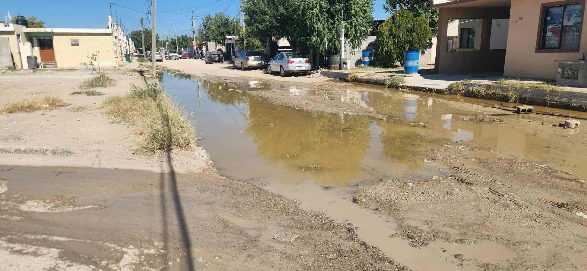 Abandono de obra pública en calle Kakanapo afecta a vecinos de Sabinas