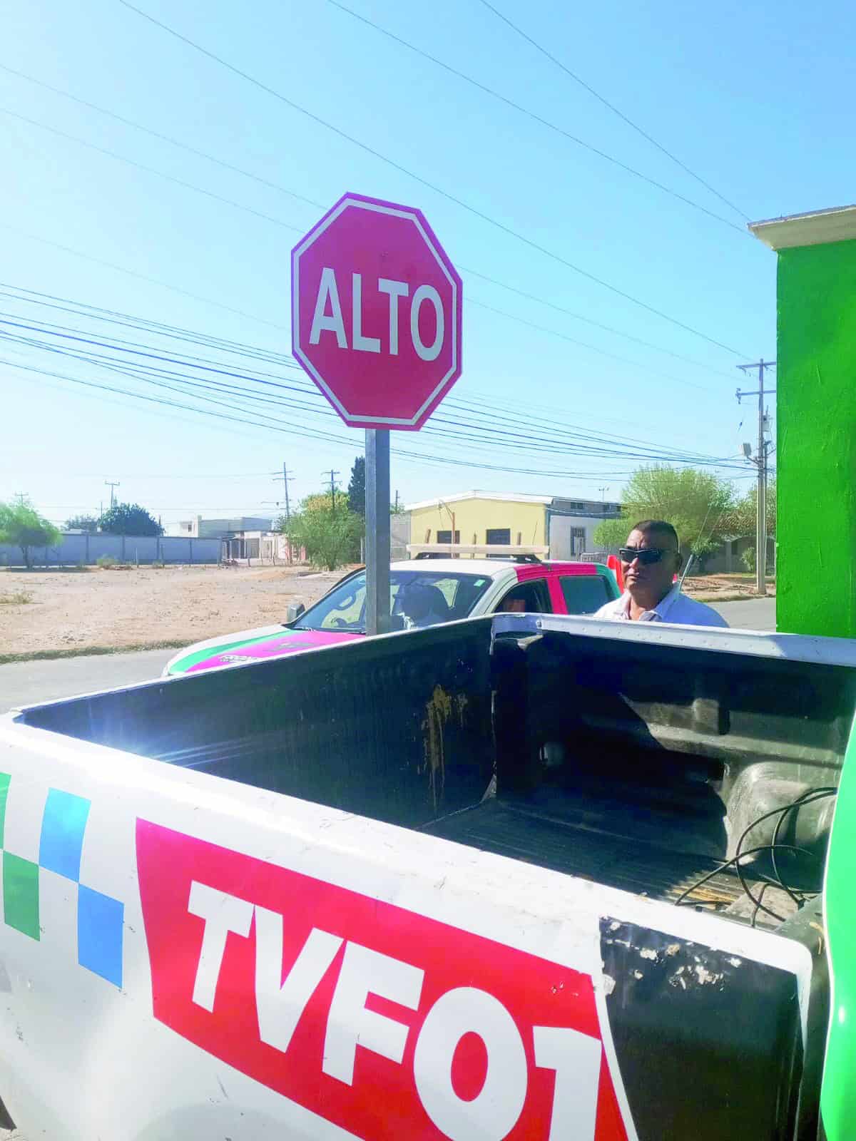 Frontera refuerza seguridad vial: Sari Pérez Cantú instala reductores