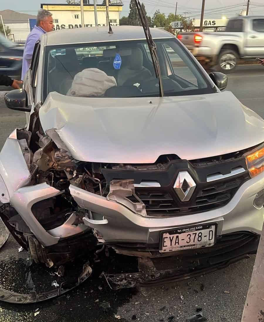 Accidente en Ramos Arizpe: Renault Kwid choca contra luminaria y deja un herido