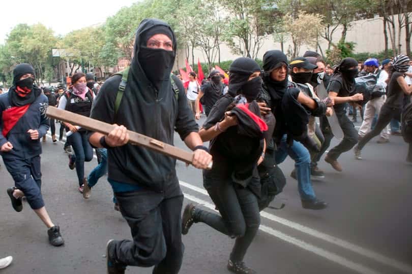 Bloque Negro genera disturbios en marchas de la Generación Z en México