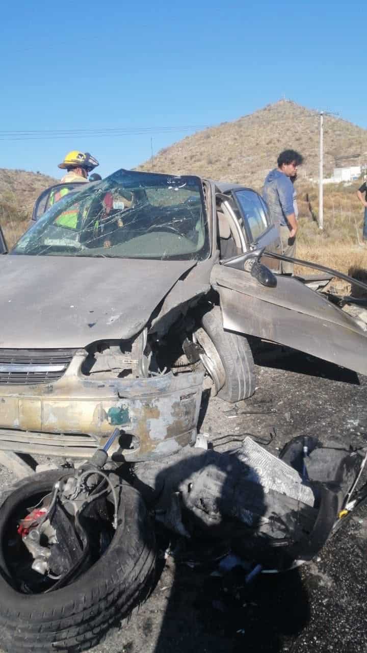 Lesionados en fuerte choque frontal en carretera antigua a Monclova
