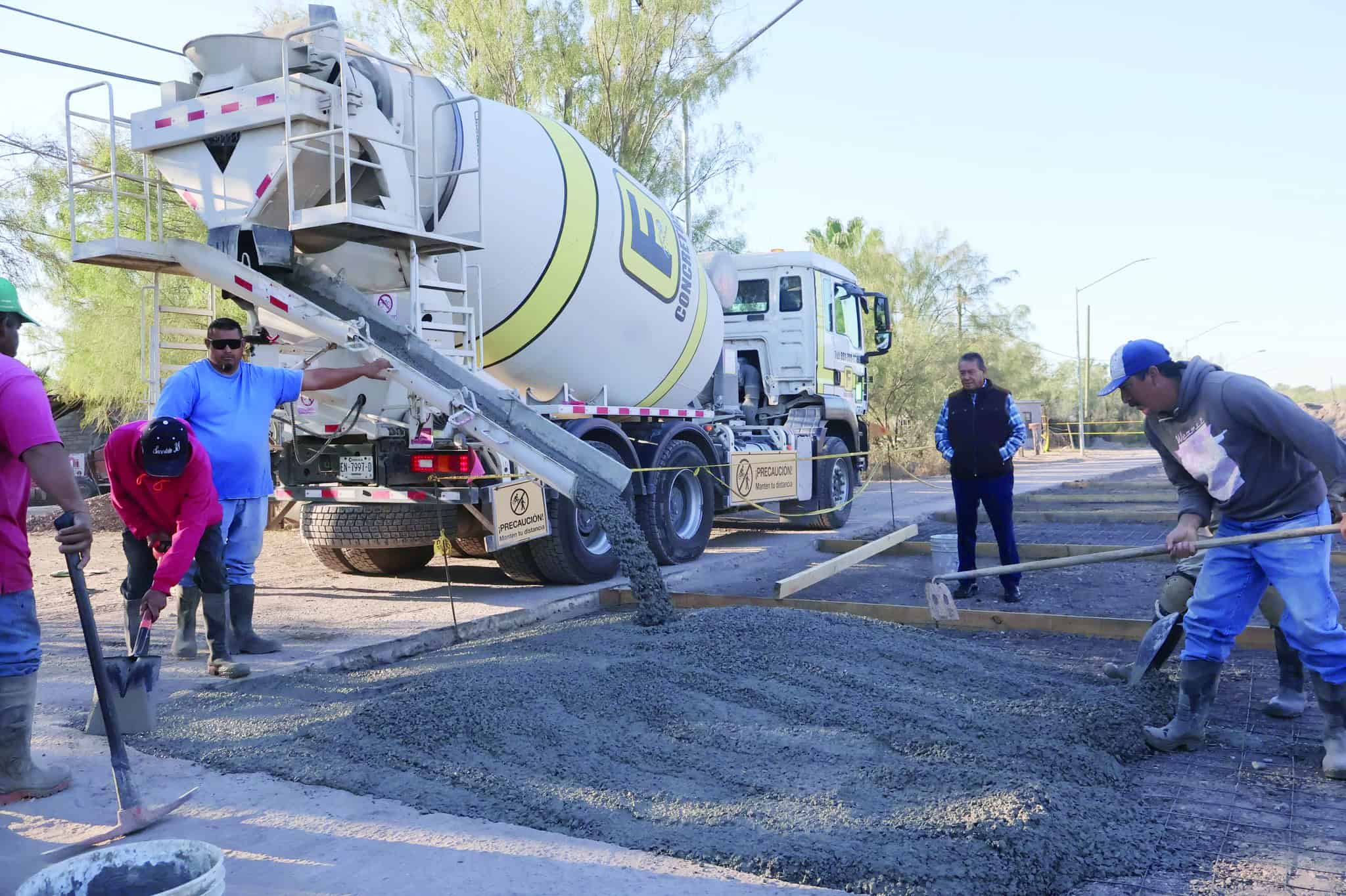 Óscar Ríos supervisa avance de pavimentación en colonia Humberto Moreira