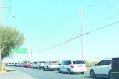 Largas filas y demoras en cruce E. Pass por falta de casetas