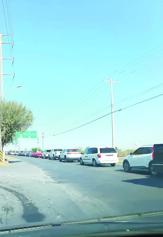 Largas filas y demoras en cruce E. Pass por falta de casetas