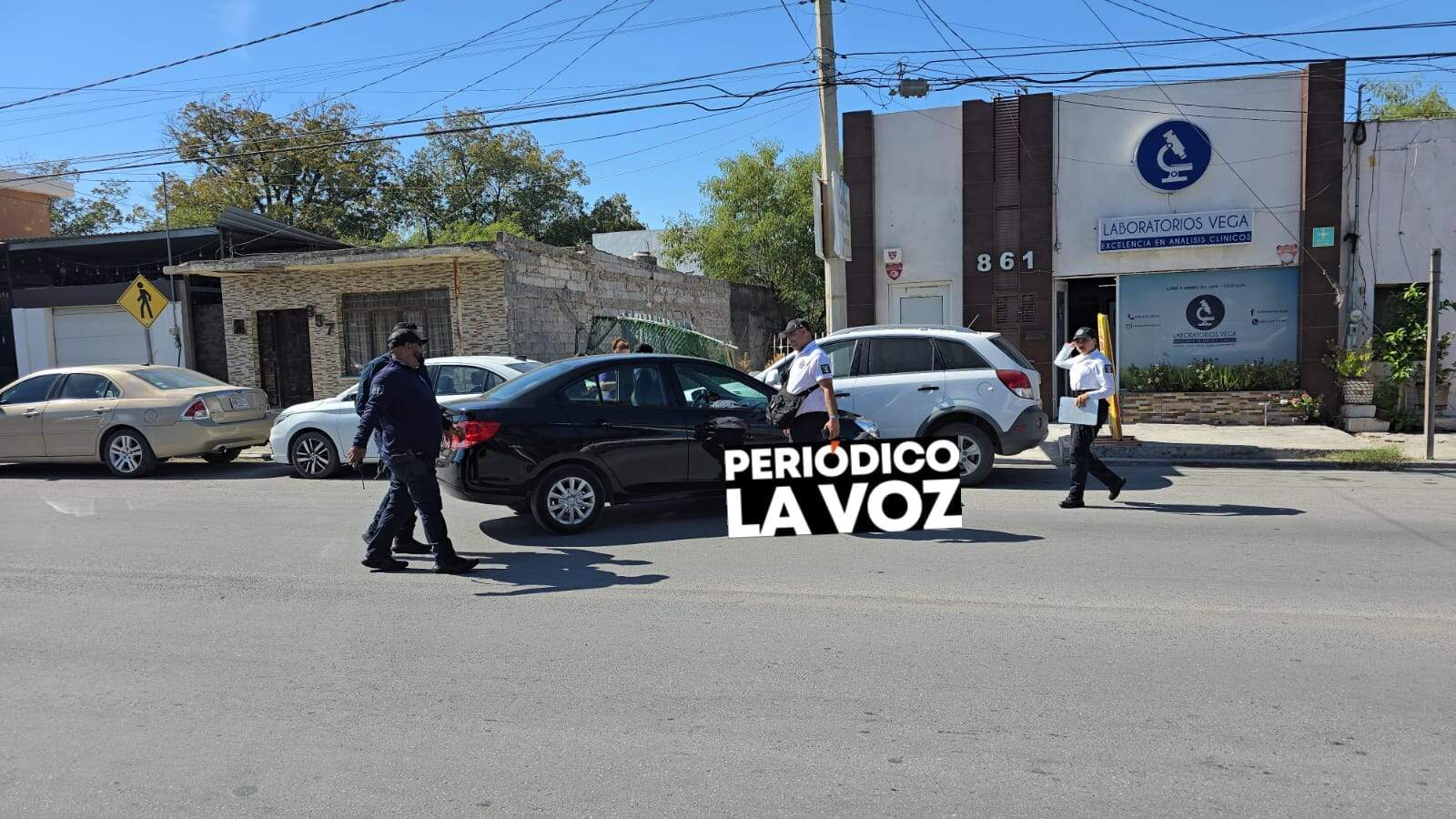 Como escena de Destino Final: auto poseído cruza la calle y choca camioneta.