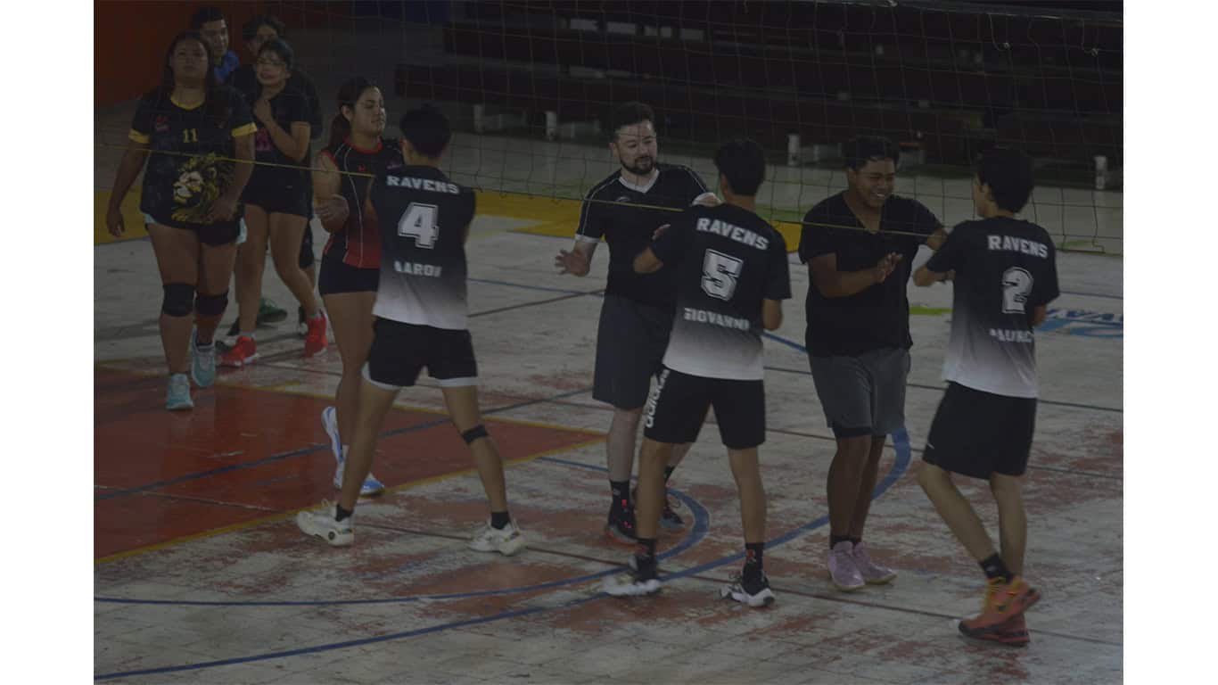 Vaqueras remontan a Leonas en emocionante partido de voleibol
