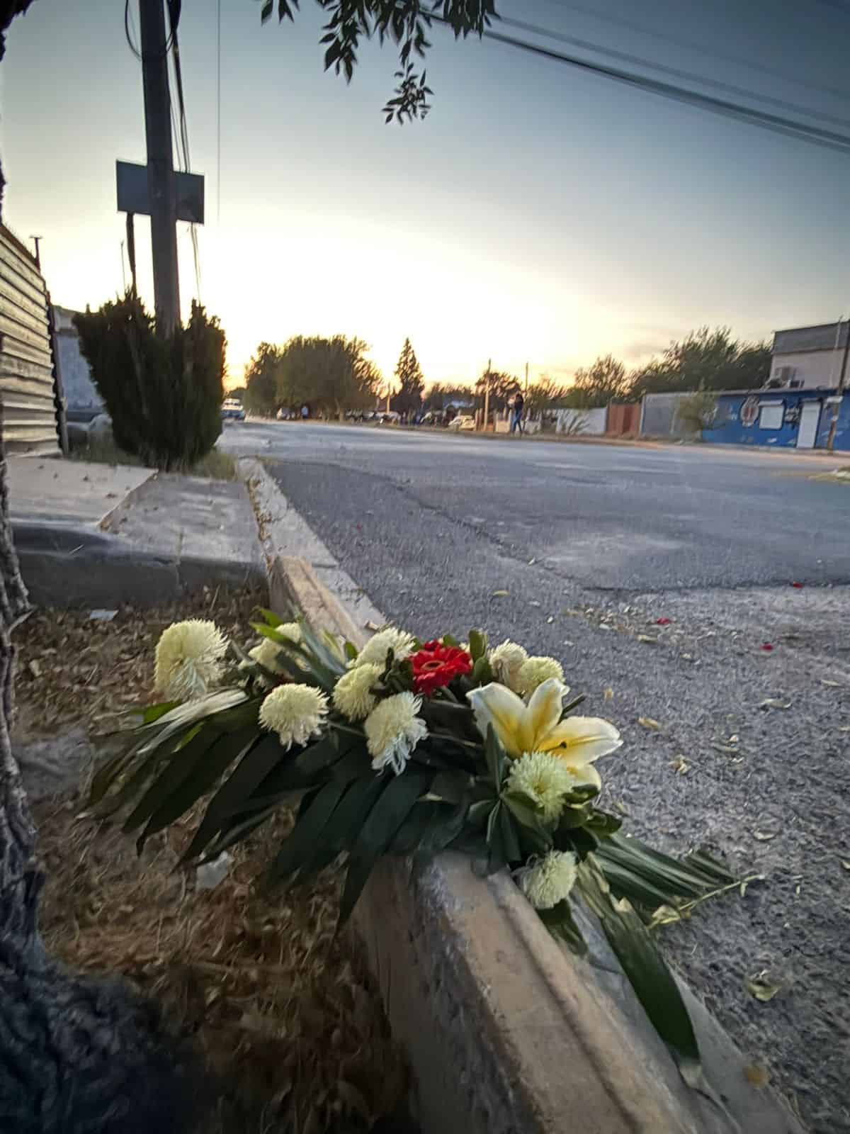 Arreglo floral recuerda a víctima de crimen y detención de jóvenes