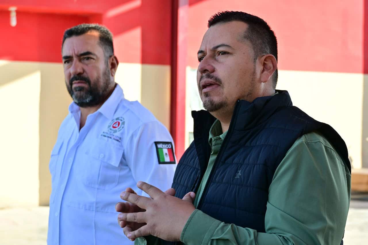 Javier Flores Rodríguez entrega chamarras a Protección Civil en San Buenaventura