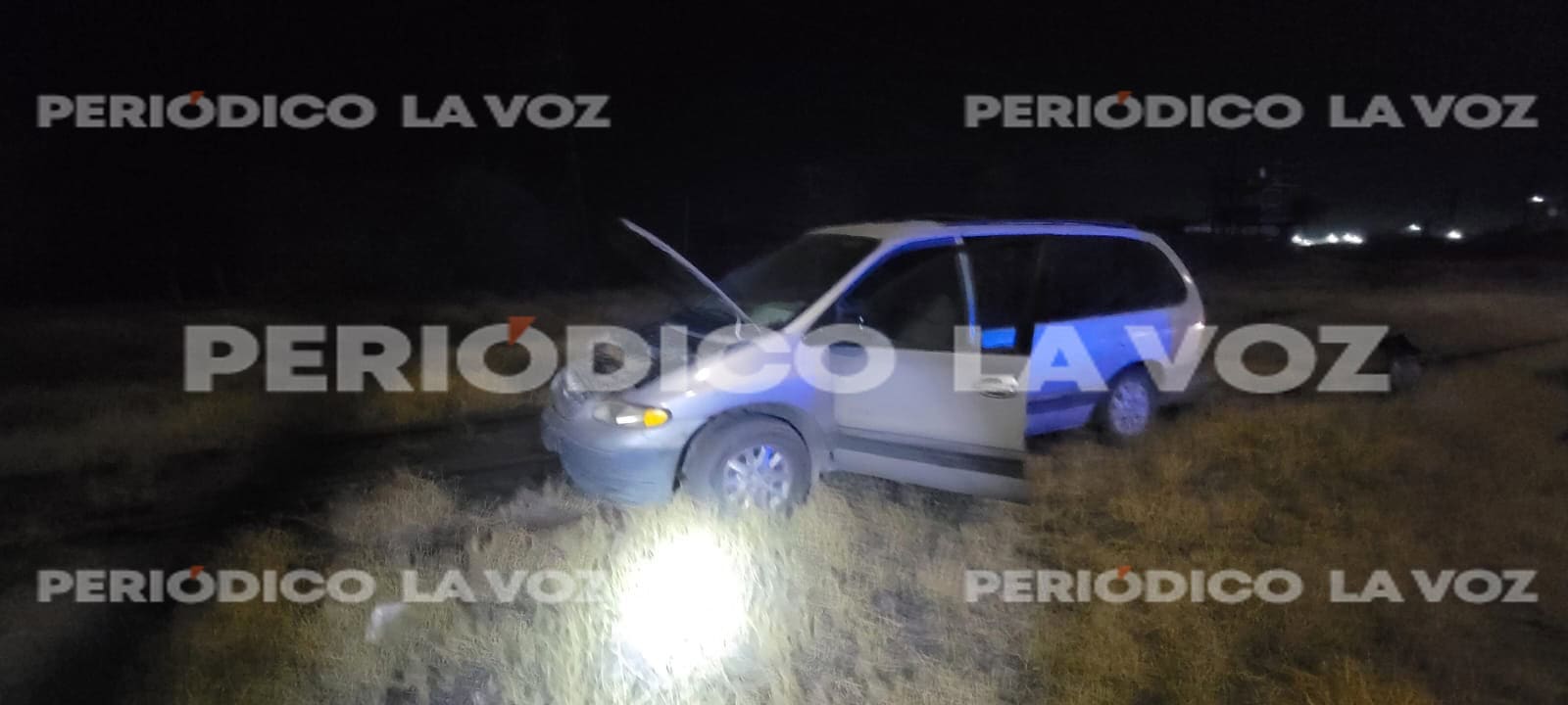 Camioneta Plymouth Voyager termina fuera del camino en Monclova