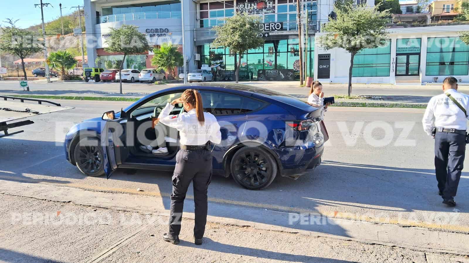 Conductora de Tesla provoca choque con Chevrolet Sonic en Monclova