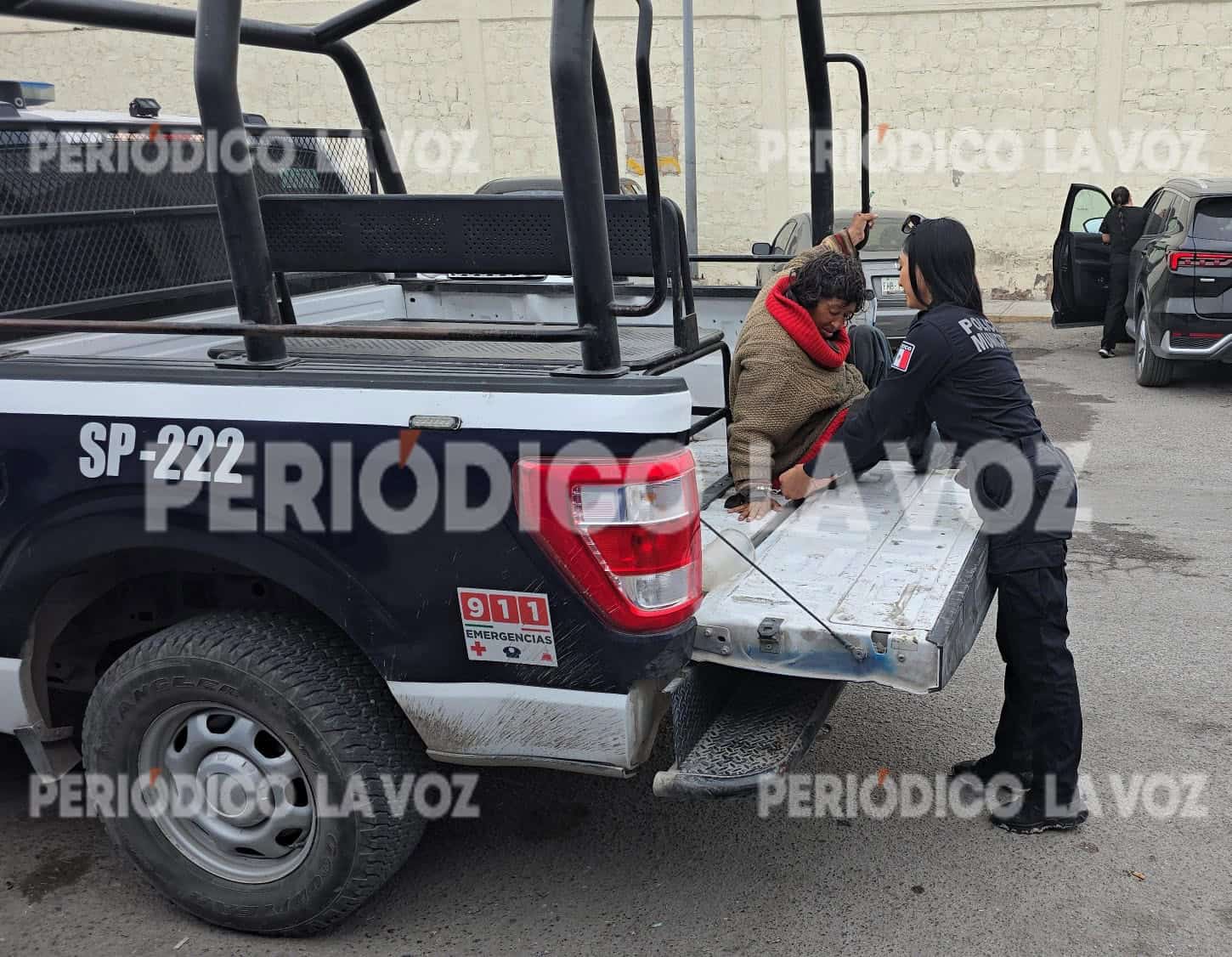 Mujer provoca escándalo y termina en celda municipal en Monclova