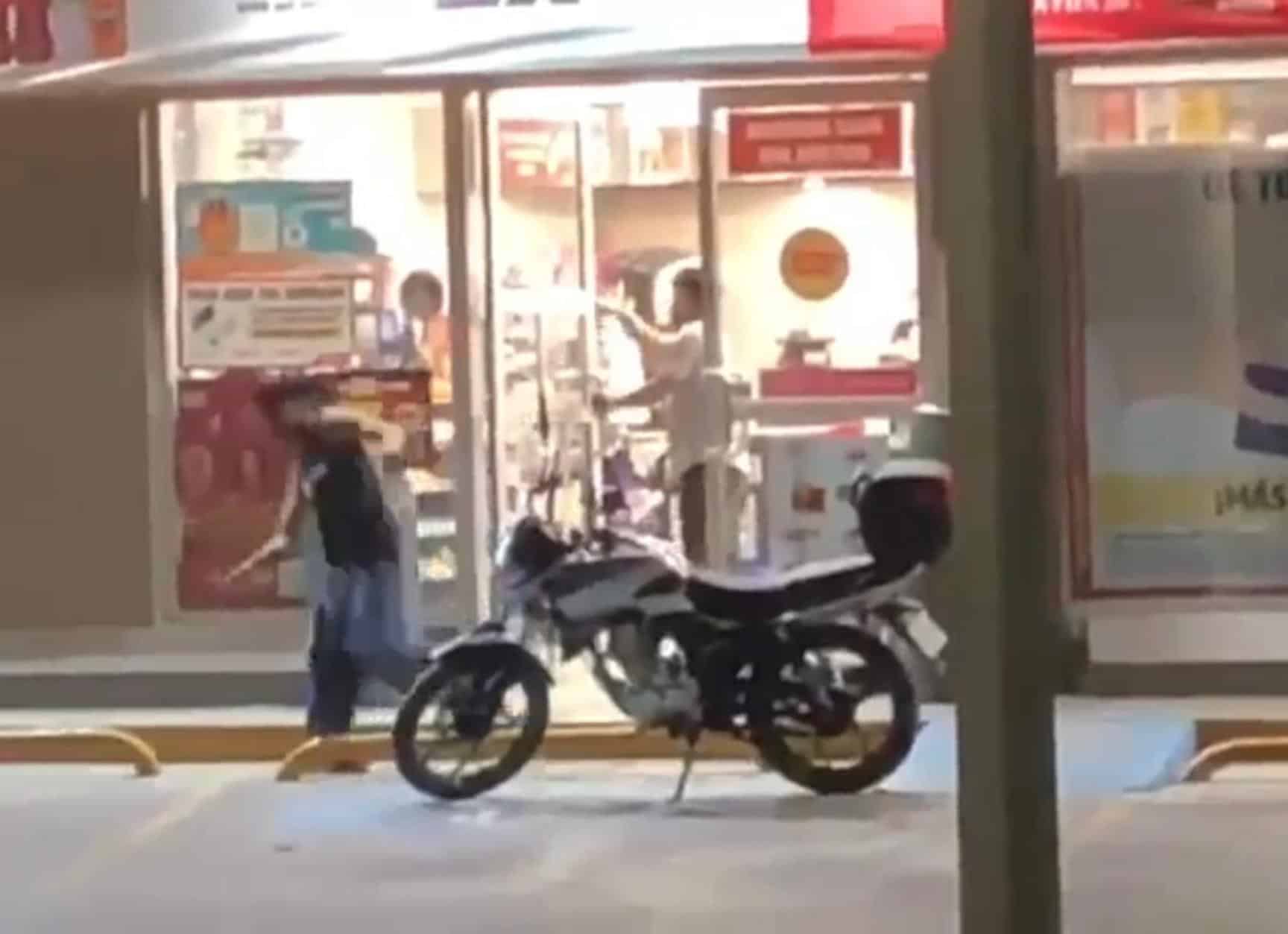 Jóvenes agreden a empleados de Oxxo en Ramos Arizpe por cerveza