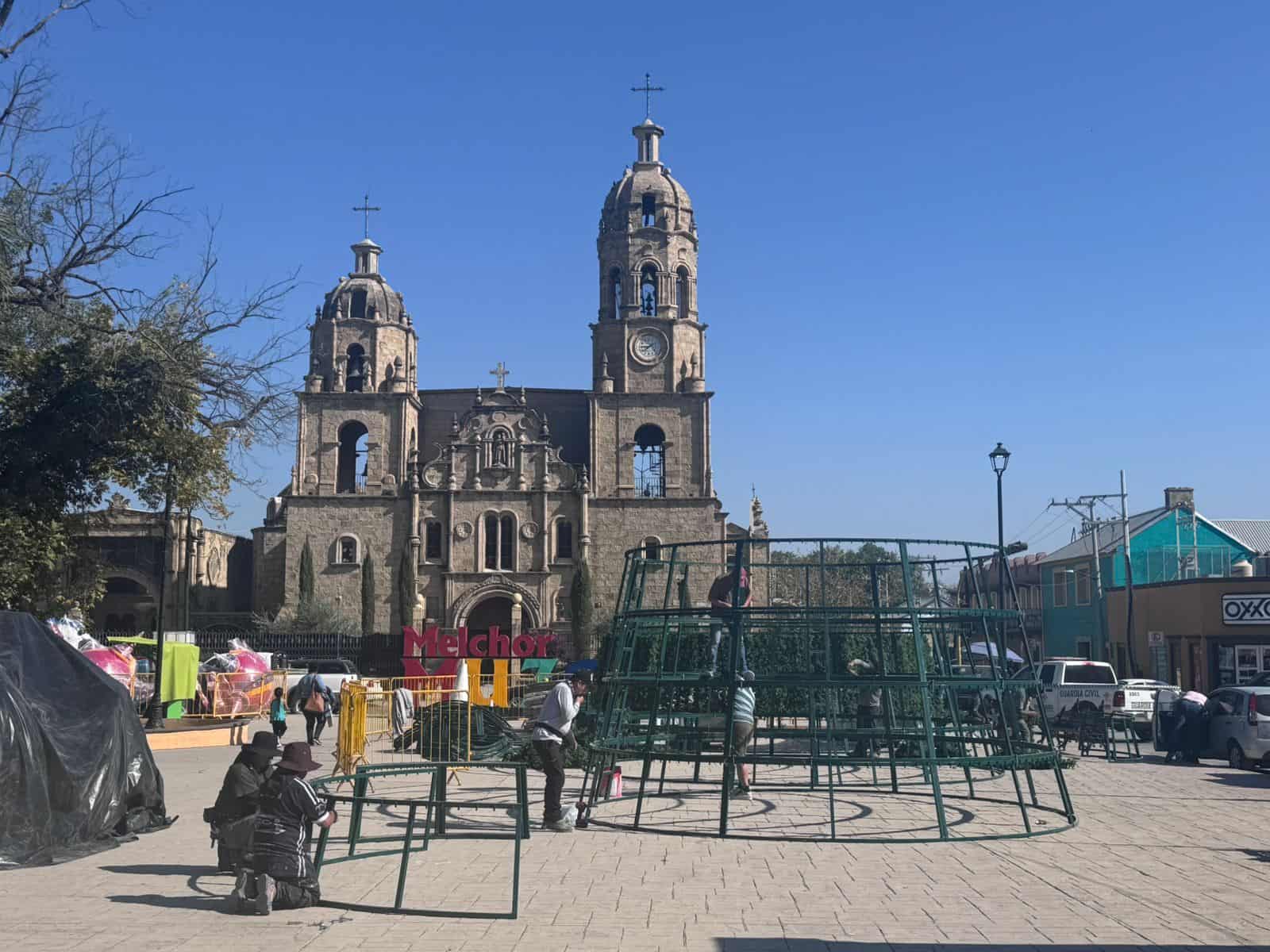 El Gran Pino Navideño de Múzquiz se arma para recibir a la comunidad