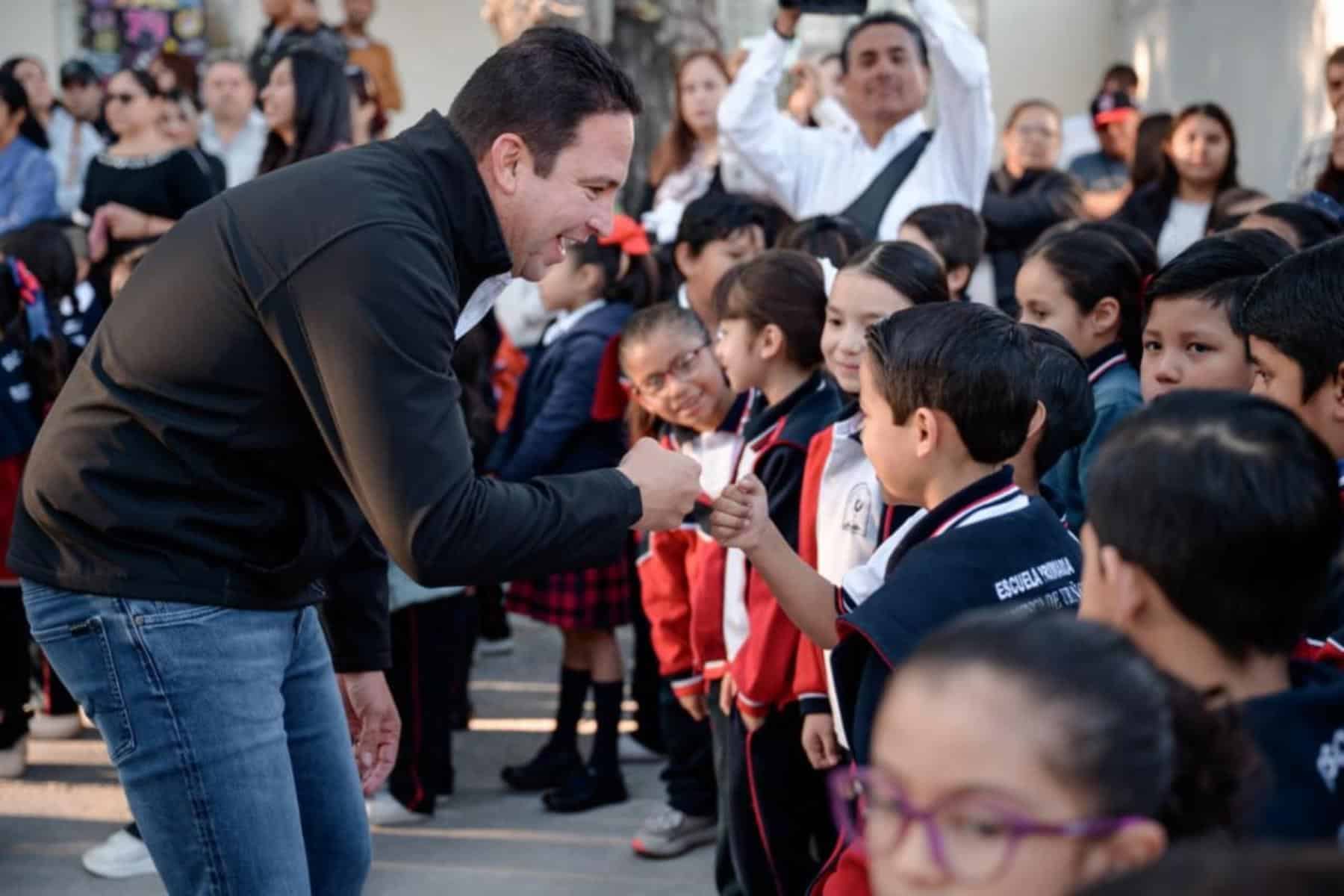 Javier Díaz González encabeza honores a la bandera en Saltillo