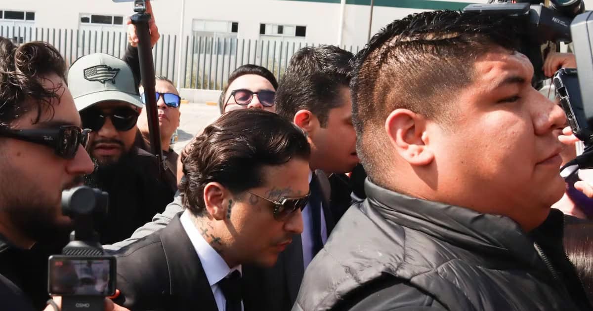 Christian Nodal se presenta en Reclusorio Oriente para evitar orden de aprehensión