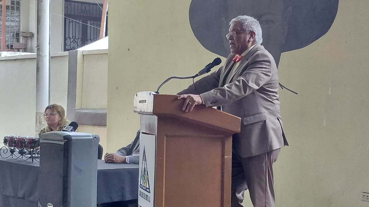 Ramiro Flores presenta su libro sobre la historia de Palau en Sabinas