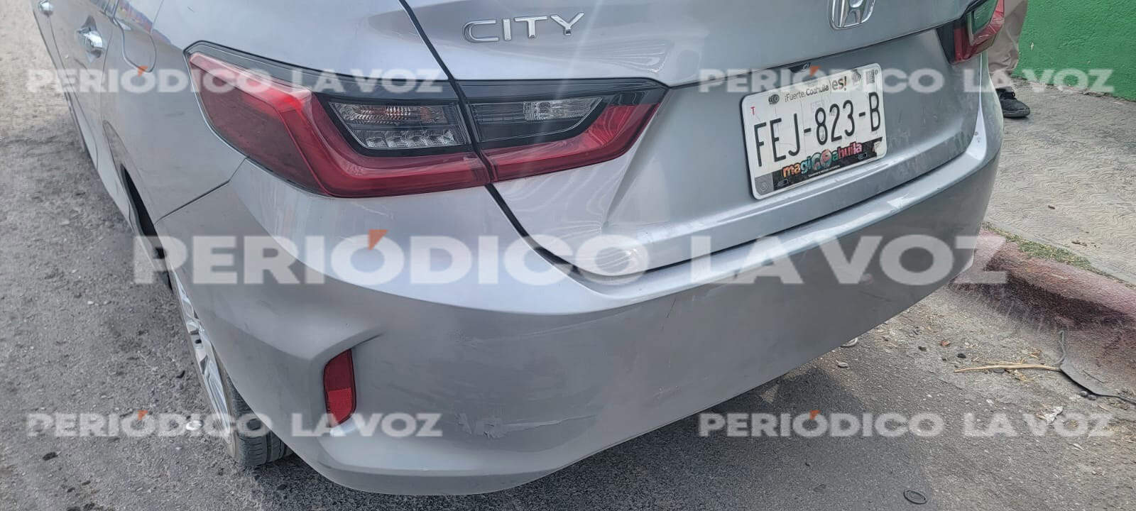 Camioneta Ford Transit se pasa el alto y provoca choque en Monclova