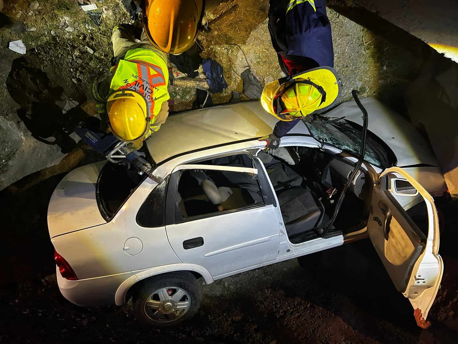 Accidente en Ramos Arizpe: auto cae en pozo de desagüe pluvial