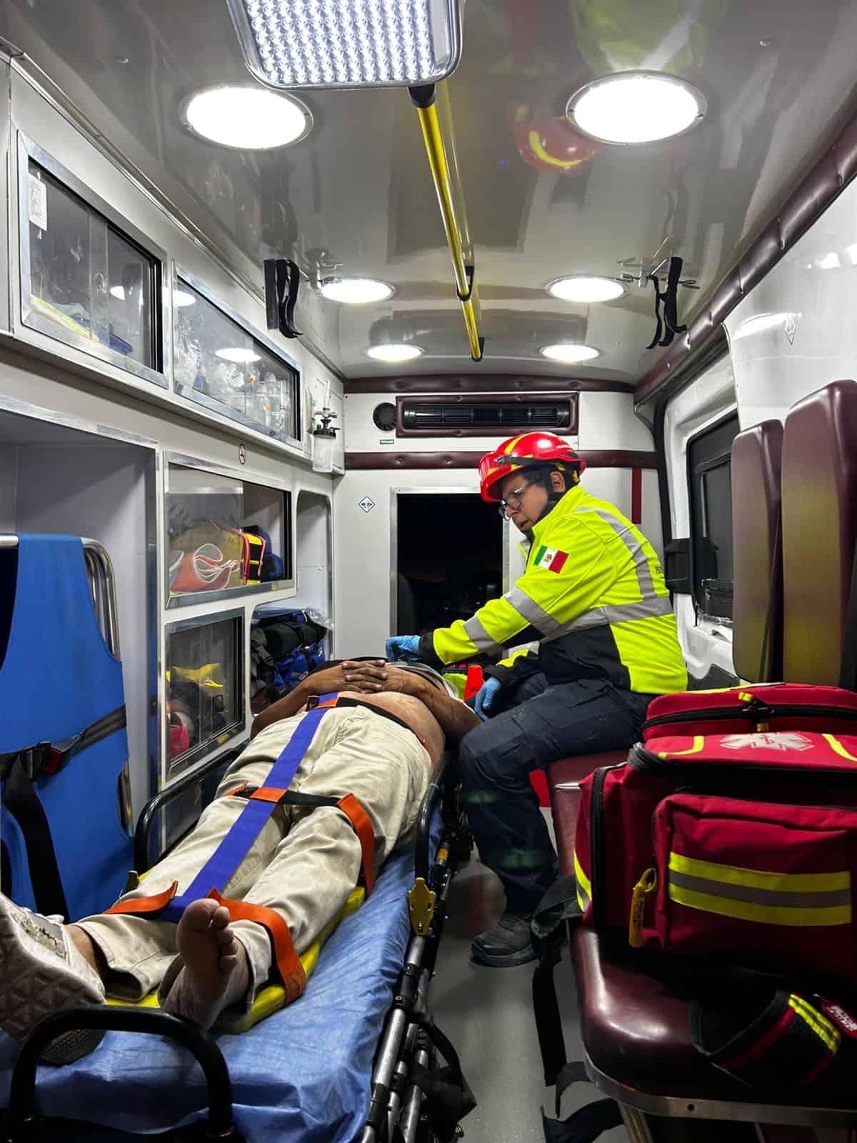 Accidente en Ramos Arizpe: auto cae en pozo de desagüe pluvial