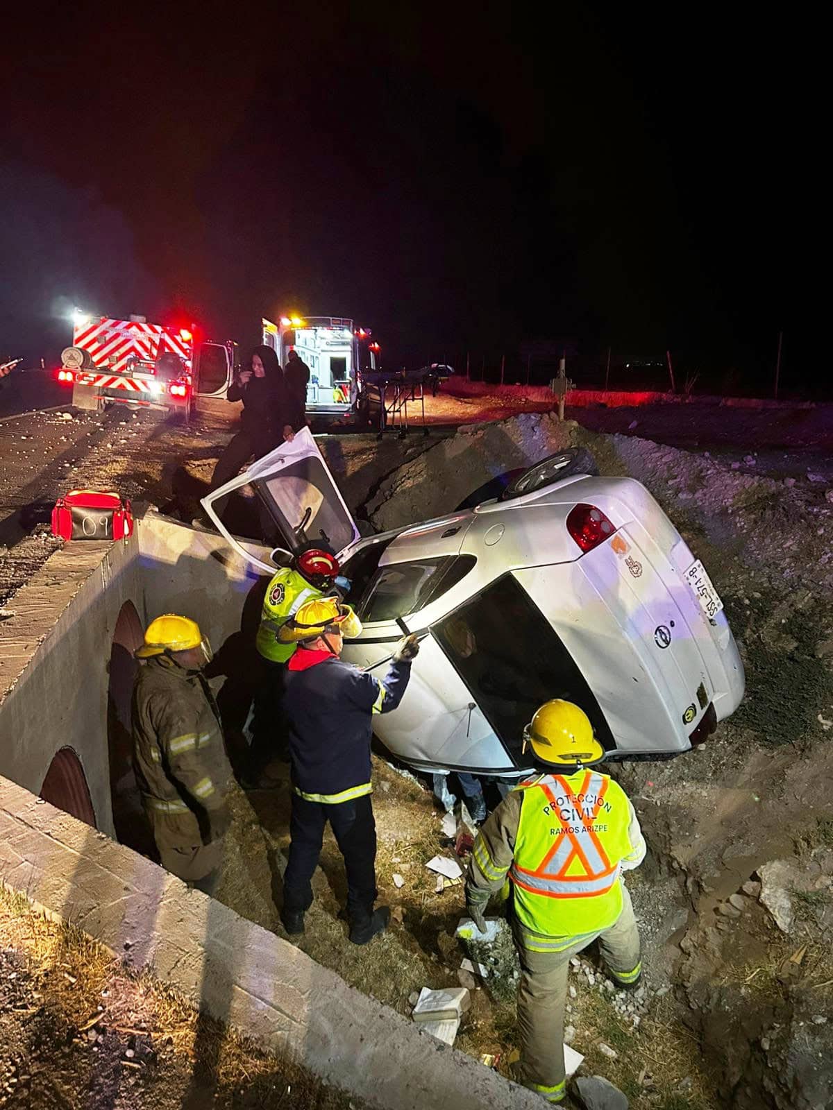 Accidente en Ramos Arizpe: auto cae en pozo de desagüe pluvial