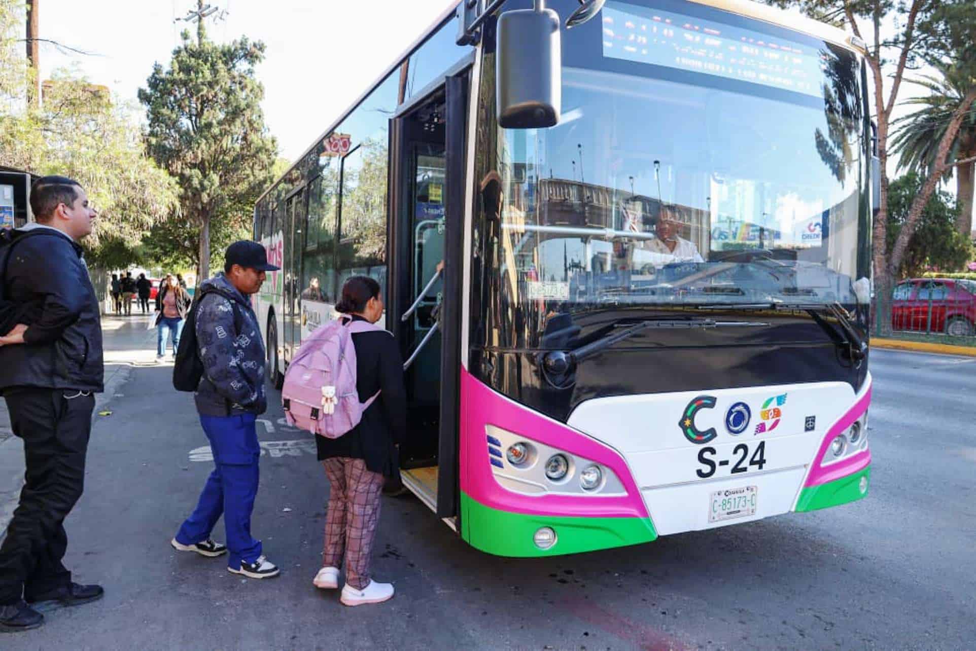 Ajuste en ruta Aquí Vamos Gratis por desfile cívico deportivo en Saltillo