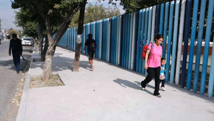 Inicia rehabilitación de banquetas en parque Abraham Curbelo de Saltillo